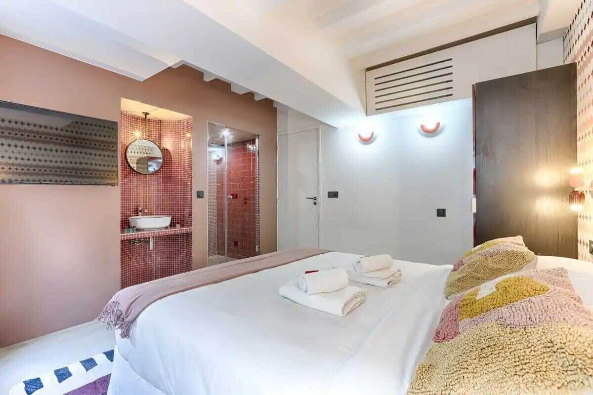 5 bedrooms, desk, iron/ironing board, WiFi