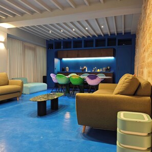 TV, offices - Les Halles - Luxurious & colorful 5BD for 16 guest (Paris)