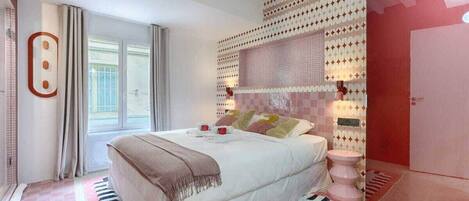 5 habitaciones, escritorio, tabla de planchar con plancha y wifi