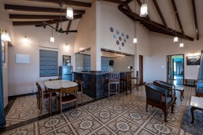 Luxury Villa | Private kitchenette | Electric kettle - Alang Cottage By Kaz Stays (Igatpuri)