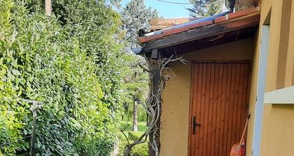 Petite Appartement Avec Jardinet qui Domine le Village de Saint Cyprien