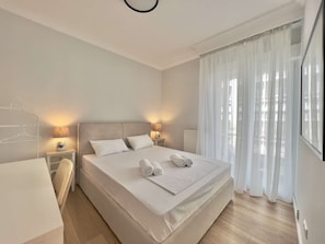 Desk, iron/ironing board, WiFi, bed sheets