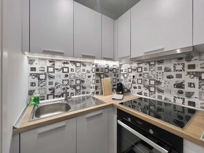 Kjøleskap, ovn, kokeplater og kaffetrakter/tekoker