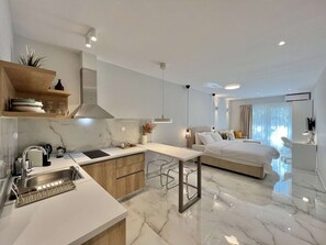 Escritorio, tabla de planchar con plancha, wifi y ropa de cama