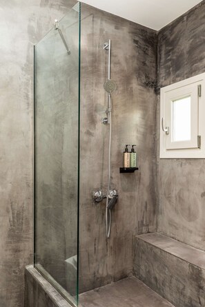 Dusche, Haartrockner, Handtücher