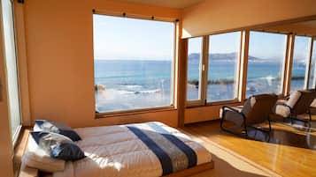 3 bedrooms, desk, laptop workspace, blackout curtains
