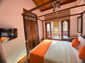 7 bedrooms, iron/ironing board, WiFi, bed sheets