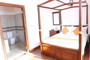 Jetted bath, bidet, towels, soap - Experience luxury living at Galle Fort, steps from the beach (Dutch)