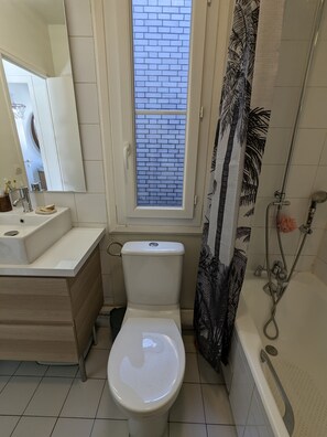 Hårtørrer, håndklæder, Sæbe, Toiletpapir