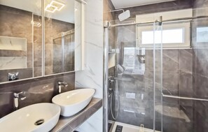Shower, hair dryer - Beautiful home in Klimno (Klimno)