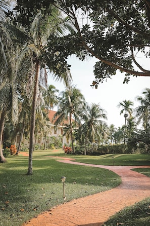 Front of property - The Nouveau Chumphon Beach Resort & Golf (Chumphon)