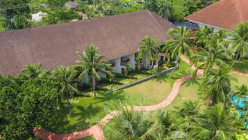 Superior Pool Side | Terrace/patio