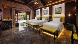 Bungalow, 2 kamar tidur, pemandangan kebun (Suite with Onsen) | Seprai antialergi, minibar, meja kerja, dan ruang kerja ramah laptop