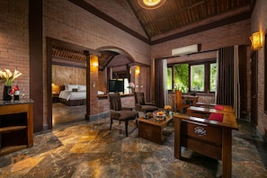 55-inch flat-screen TV with premium TV channels - Asean Resort - Shiki Onsen & Spa (Hanoi)