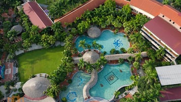 2 hồ bơi ngoài trời