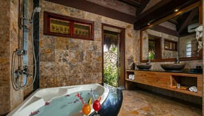 Bungalow, 2 Katil Bujang (Single), Garden View, Courtyard Area | Bilik Mandi | Hulu semburan mandi hujan, kelengkapan dandanan diri berjenama 