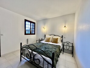 4 bedrooms, iron/ironing board, free WiFi, bed sheets - Village Center House, 15 minutes from the Beach and Close to the Rivers (Sari-Solenzara)