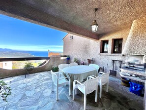 Outdoor dining - Village Center House, 15 minutes from the Beach and Close to the Rivers (Sari-Solenzara)