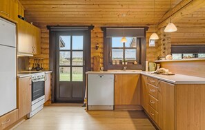 Jääkaappi, liesi, astianpesukone, kahvin-/teenkeitin