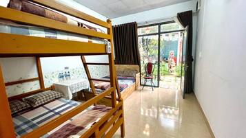 Dormitório compartilhado básico | Cortinas blackout, ferros/tábuas de passar roupa, Wi-Fi de cortesia