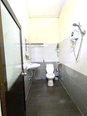 Slippers - Lake View Homestay (Pleiku)