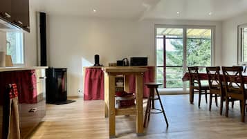 Een koelkast, een microgolfoven, een oven, een kookplaat