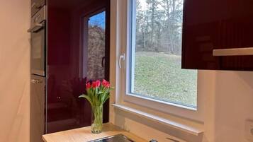 Een koelkast, een microgolfoven, een oven, een kookplaat