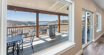 Table Rock Lake view! 10 Minutes to SDC! Hot Tub!
