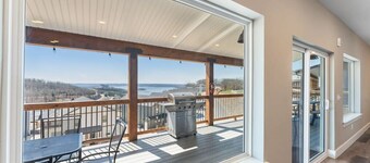 Table Rock Lake view! 10 Minutes to SDC! Hot Tub!