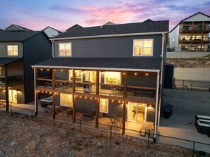 Exterior - Table Rock Lake view! 10 Minutes to SDC! Hot Tub! (Branson)