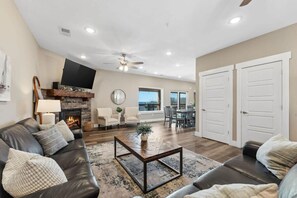 电视、壁炉、桌上足球、办公室