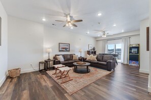 Smart TV, fireplace, foosball, offices - Indoor & Outdoor Pool! Lakeview! Hot Tub! (Branson)