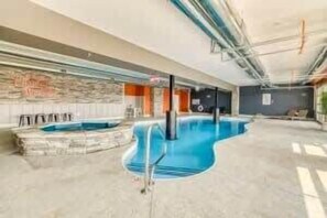 Una piscina techada, una piscina climatizada