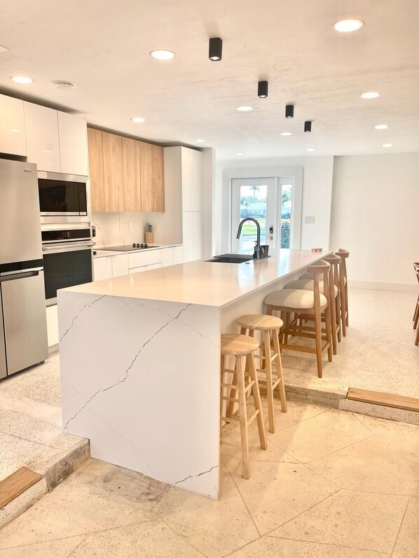 冷蔵庫、電子レンジ、オーブン、コンロ