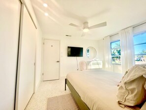 3 室のベッドルーム、デスク、アイロン / アイロン台、旅行用ベビーベッド