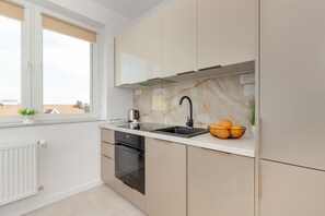 Kjøleskap, ovn, kokeplater og oppvaskmaskin