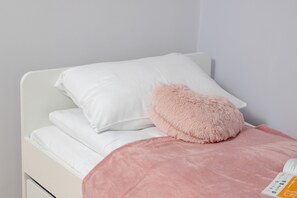 2 soverom, individuelt dekorert, individuelt innredet og skrivebord