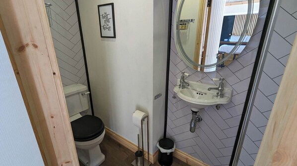 Comfort Double Room | Bathroom - Rhiw Goch Inn Holiday Home (Blaenau Ffestiniog)