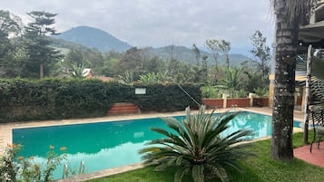 Hồ bơi ngoài trời
