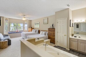 2 bedrooms, iron/ironing board, WiFi, bed sheets - Main channel view, playground, no steps enrty (Lake Ozark)