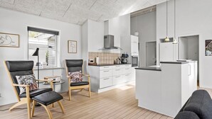 ماكينة لصنع القهوة/الشاي، ثلاجة، ميكروويف، موقد طهي مسطح
