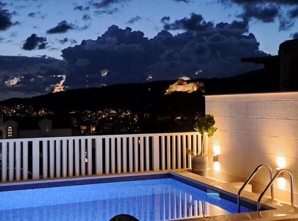Seasonal outdoor pool, pool umbrellas, sun loungers