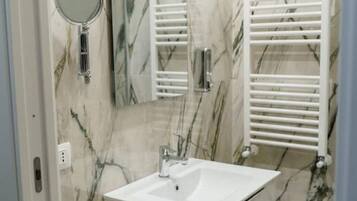 Doccia, asciugacapelli, bidet, asciugamani