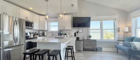 Refrigerador, microondas, horno y parrilla de estufa