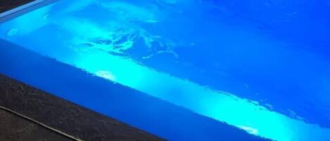 Douche, séchoir à cheveux, bidet, serviettes fournies