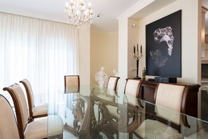 Superior Villa | Dining room