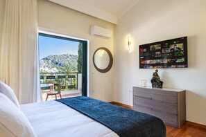 Superior Villa | 6 bedrooms, Egyptian cotton sheets, premium bedding, memory foam beds - Vouliagmeni Athenian Riviera Villa (Vari-Voula-Vouliagmeni)