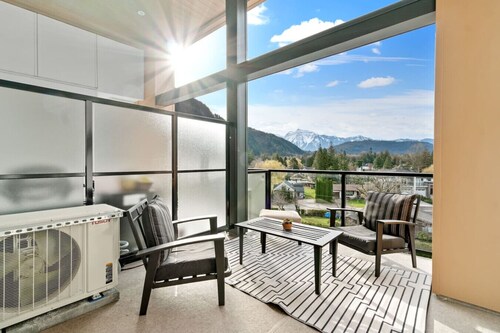 New Mountain View 1BR + Den