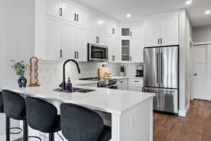 Fridge, microwave, oven, stovetop - New Mountain View 1BR + Den (Harrison Hot Springs)