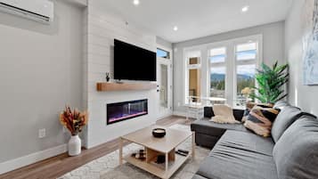 Smart TV, fireplace